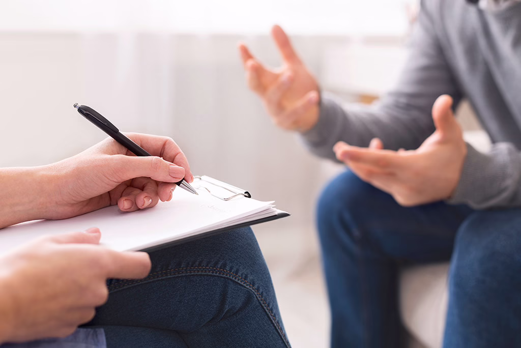 patient sitting with therapist who is explaining the differences between cbt vs dbt